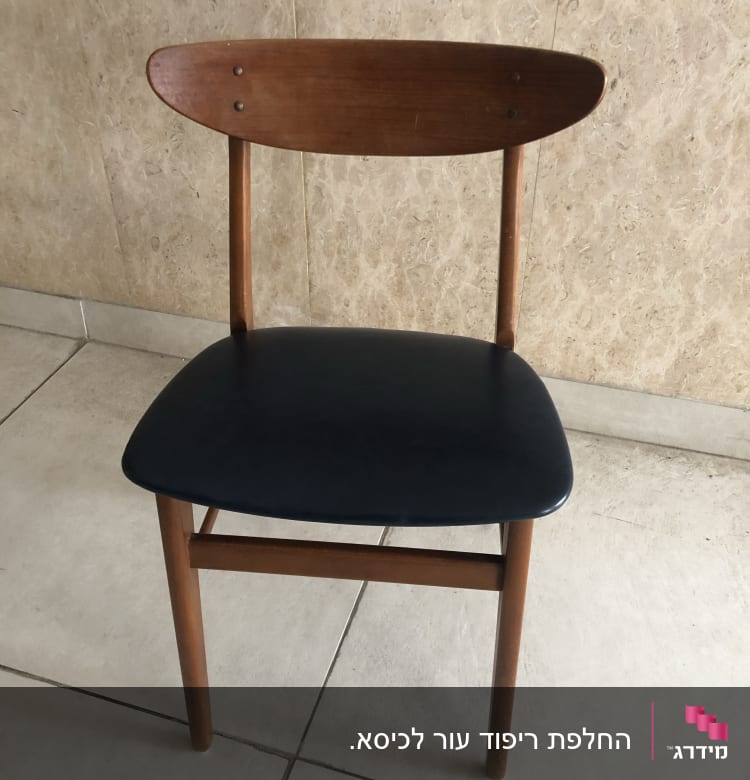 כיסא עץ עם מושב מרופד בצבע כהה